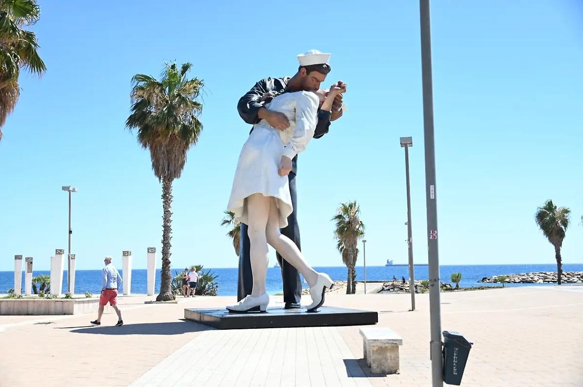 Addio alla statua del Bacio: scoppia la polemica