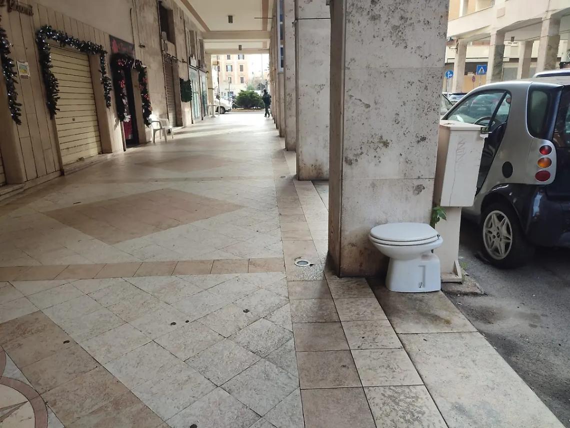 Wc abbandonato in centro
