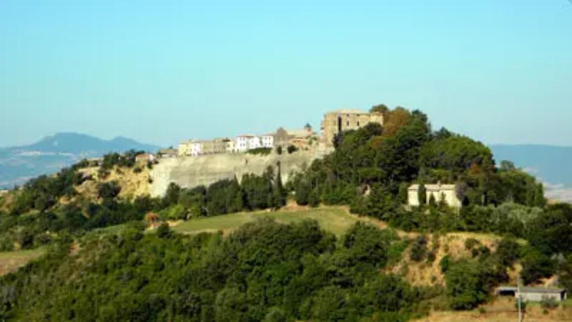 A Trevinano un itinerario per riscrivere il presente