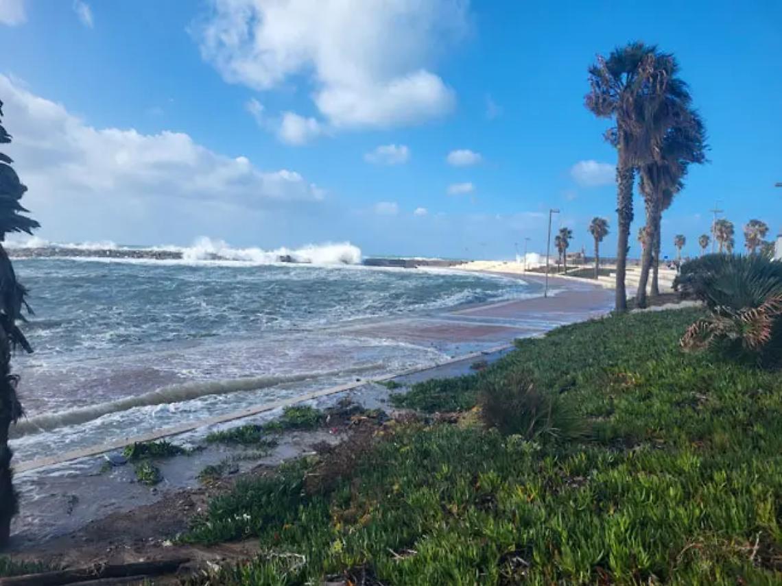 Allerta maltempo, rischio venti forti e mareggiate lungo la costa