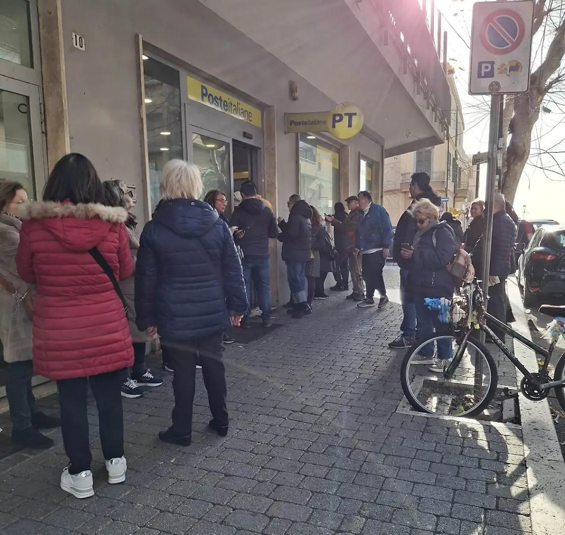 &laquo;Pi&ugrave; di 2 ore per un&rsquo;operazione&raquo;: Code chilometriche allo sportello