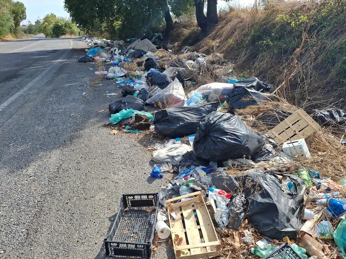 La discarica si ingrandisce, bomba ecologica a bordo strada