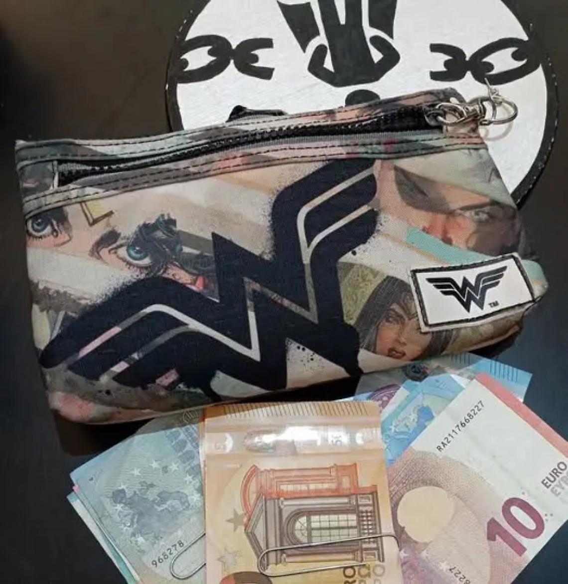 Trova un borsello con l&rsquo;incasso di un negozio e lo restituisce