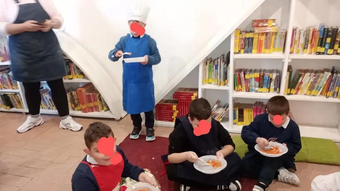 Bambini con le &ldquo;mani in pasta&rdquo;: alunni e docenti alle prese con una &ldquo;Tavola di colori&rdquo;