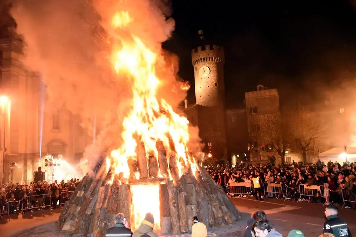 Fede, giovent&ugrave; e speranza nel sacro fuoco di Bagnaia
