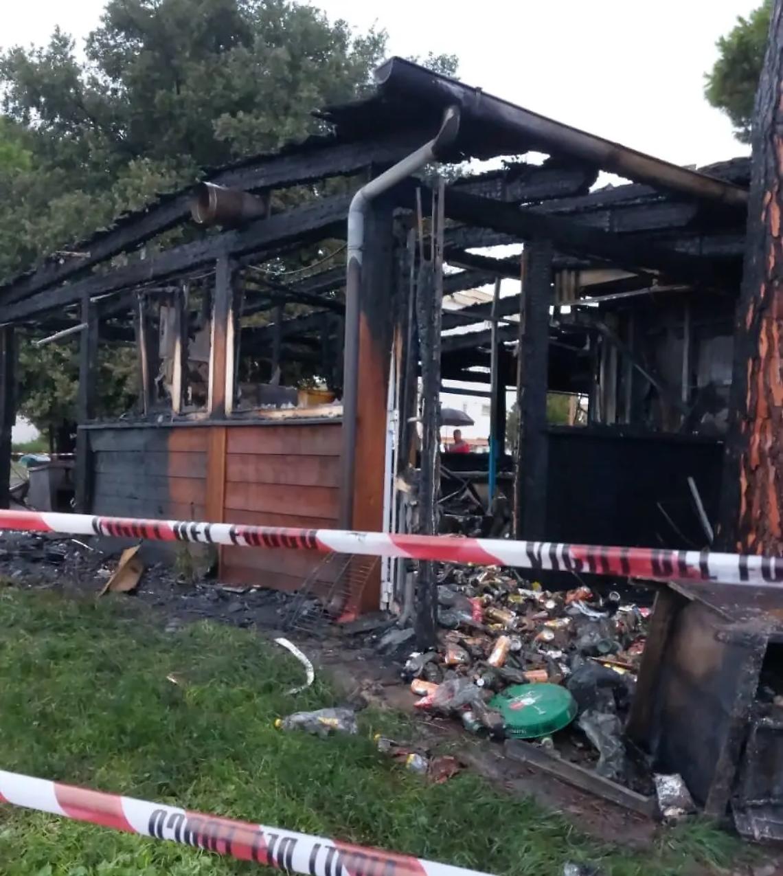 Bar distrutto da un incendio, raccolta firme per sostenere i gestori