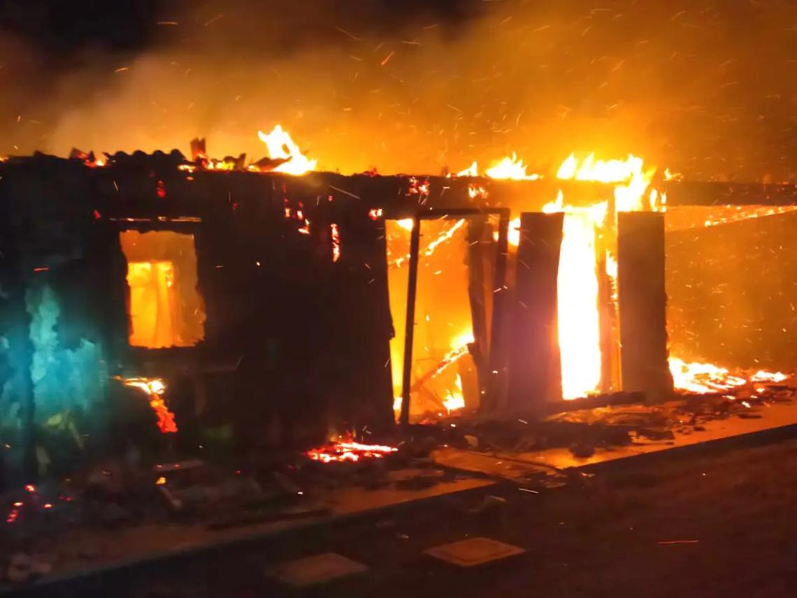 Incendio divora una villetta, mamma e figlia piccola in ospedale