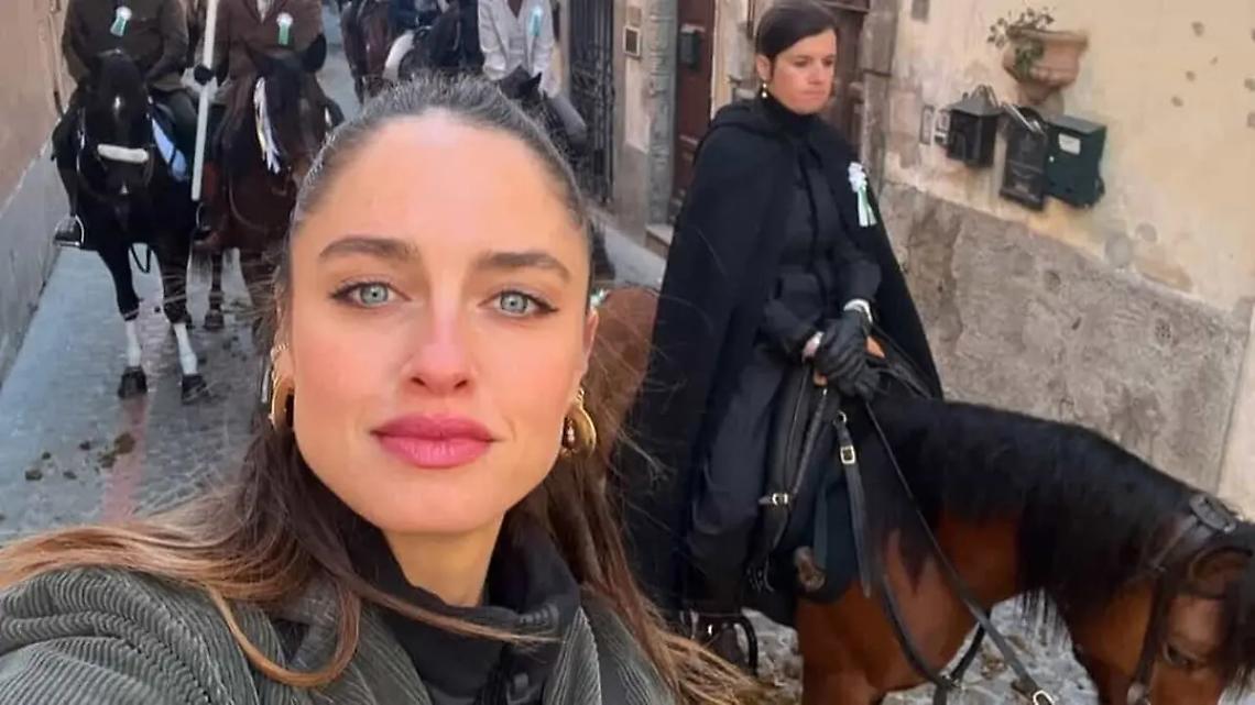 L&rsquo;attrice Matilde Gioli alla sfilata di Sant&rsquo;Antonio a Sutri