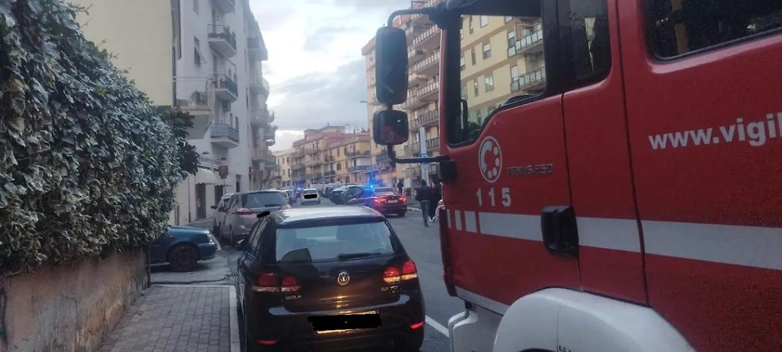Immondizia sul balcone prende fuoco: paura in via Montanucci