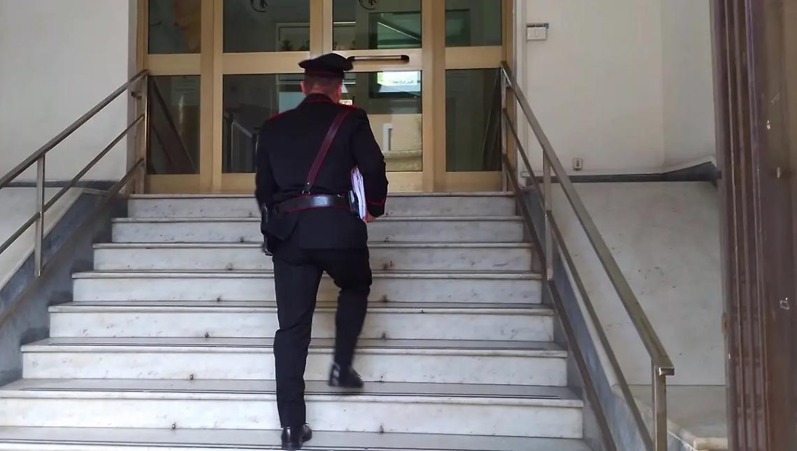 Elude il divieto di avvicinamento e picchia la ex: arrestato dai carabinieri