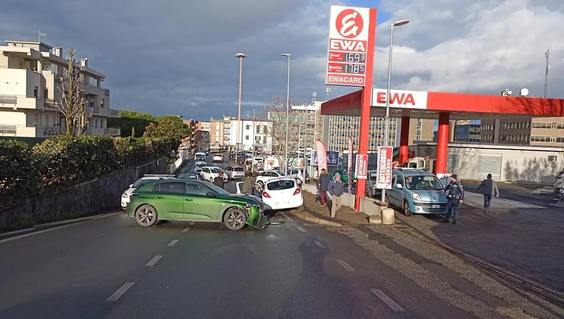 Viterbo: scontro tra due auto