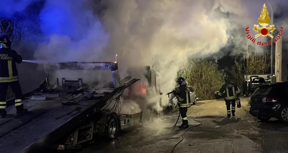 Carroattrezzi e macchina in fiamme nella notte a Santa Marinella