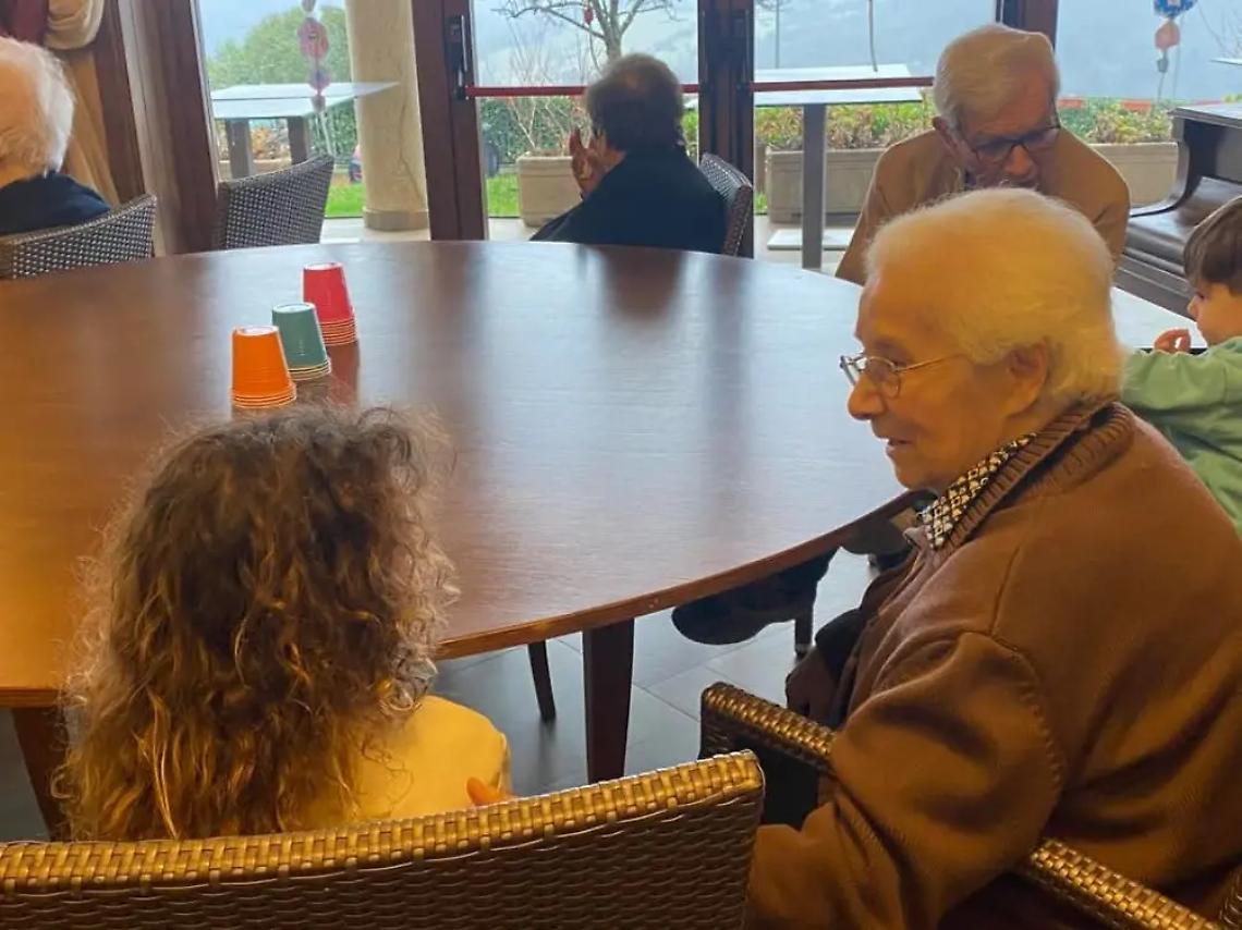 Alla casa di riposo Rosendhal incontro intergenerazionale tra bambini e anziani
