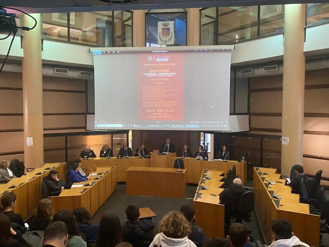 &ldquo;Il coraggio ... di essere umani&rdquo;, successo in aula consiliare