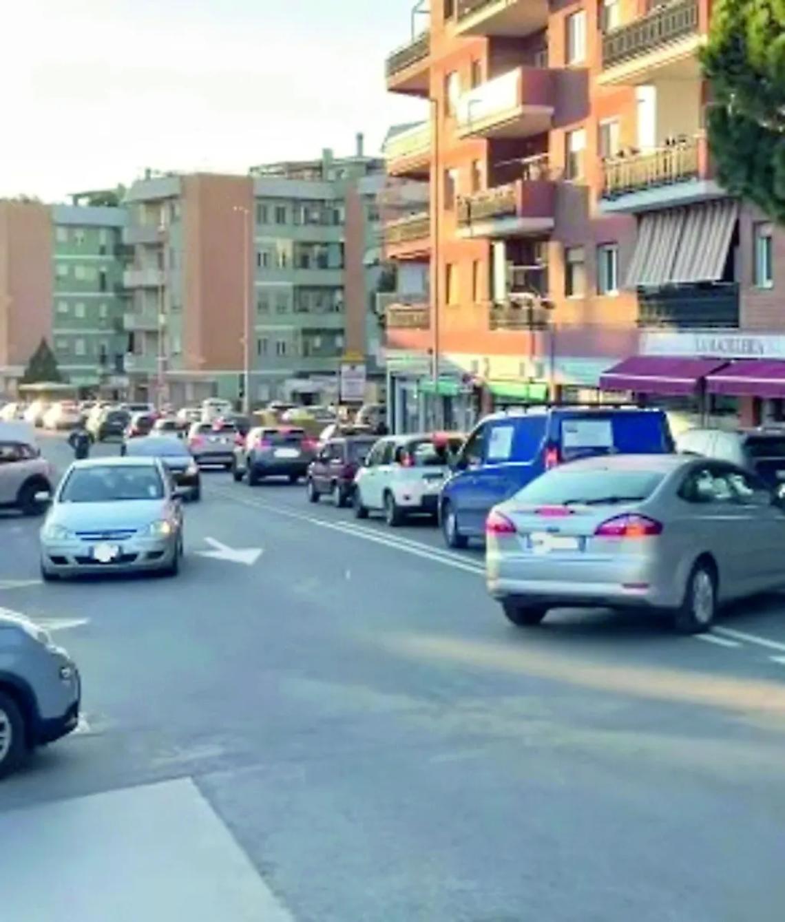 Via D&rsquo;Azeglio, il traffico diventa virale e monta la polemica