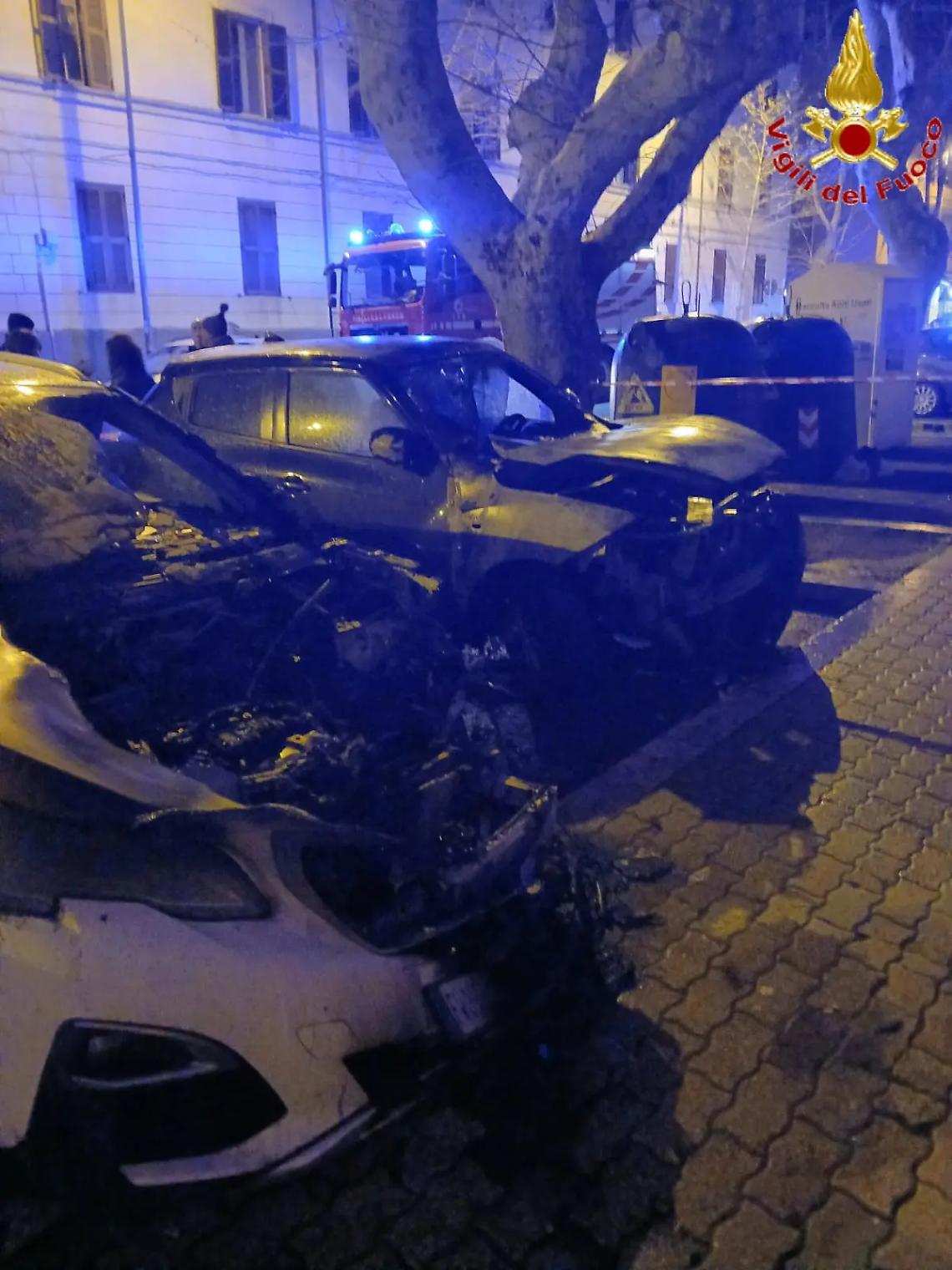 Ancora auto in fiamme a Civitavecchia: paura nella notte