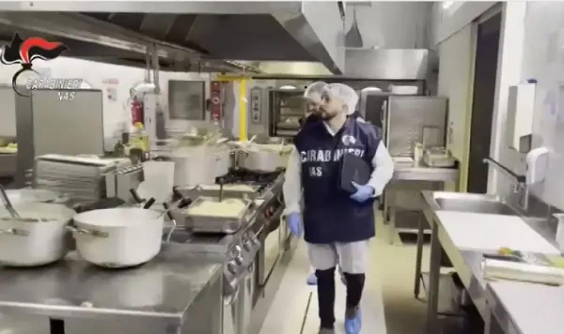 Lavoratori irregolari e cibo scaduto, chiuso ristorante etnico