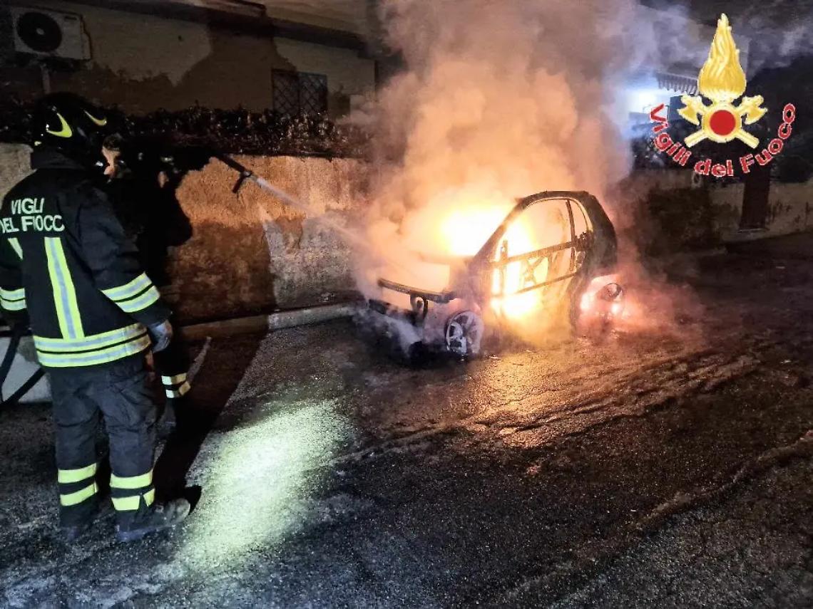 Auto in fiamme in via Delle Dalie a Santa Marinella