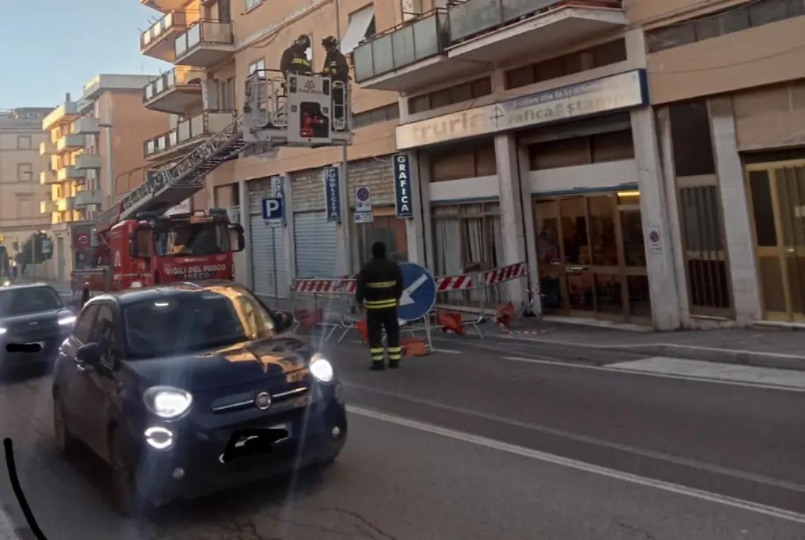 Crolla il parapetto di un balcone