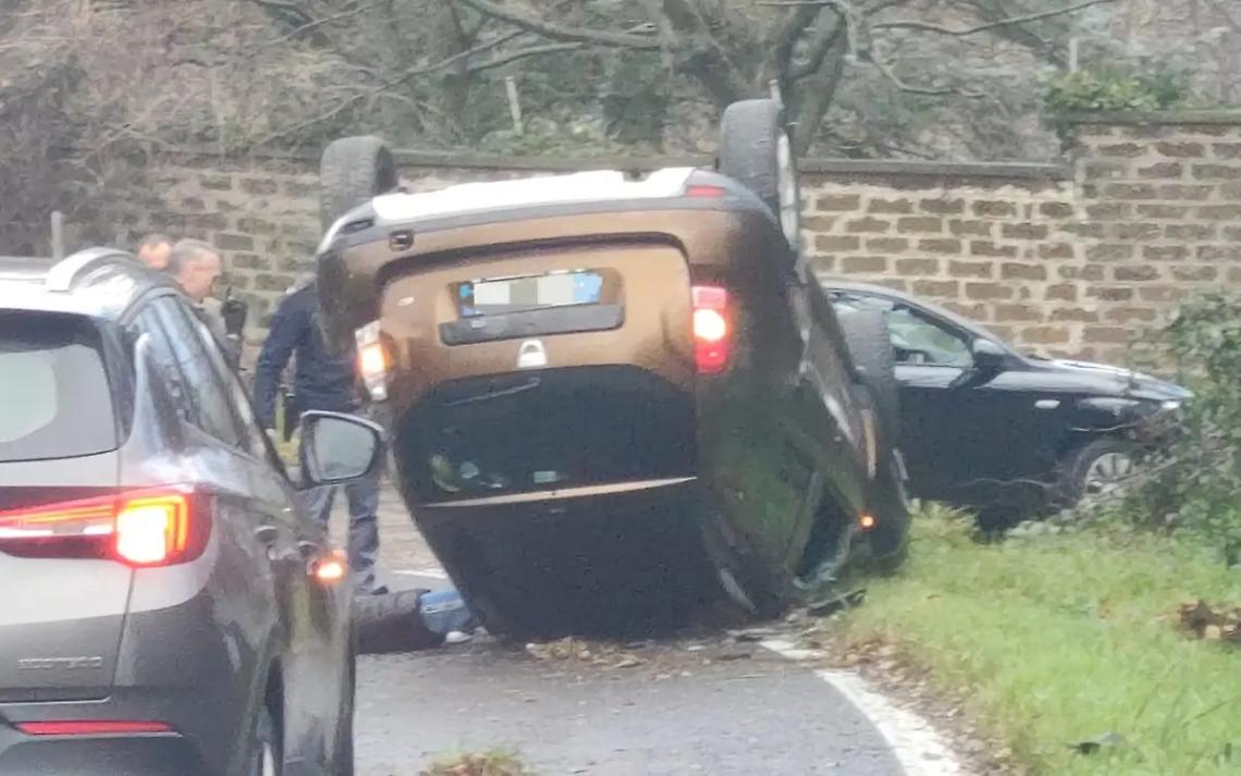 Perde il controllo dell&rsquo;auto e si ribalta, ferita una donna
