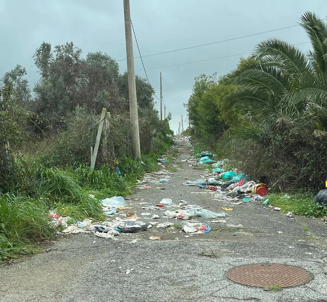 Via San Paolo inaccessibile: troppi rifiuti sulla strada