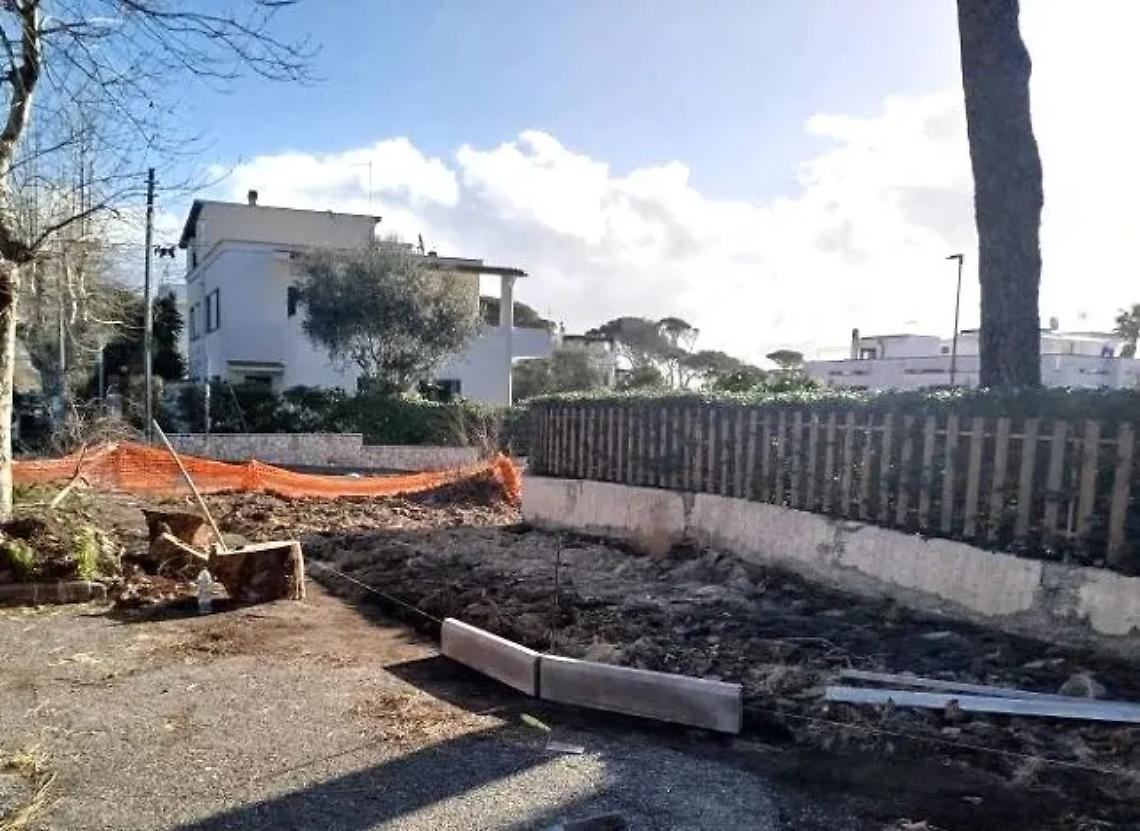 Nuovi interventi di arredo urbano a Santa Marinella: partito il restyling dei marciapiedi