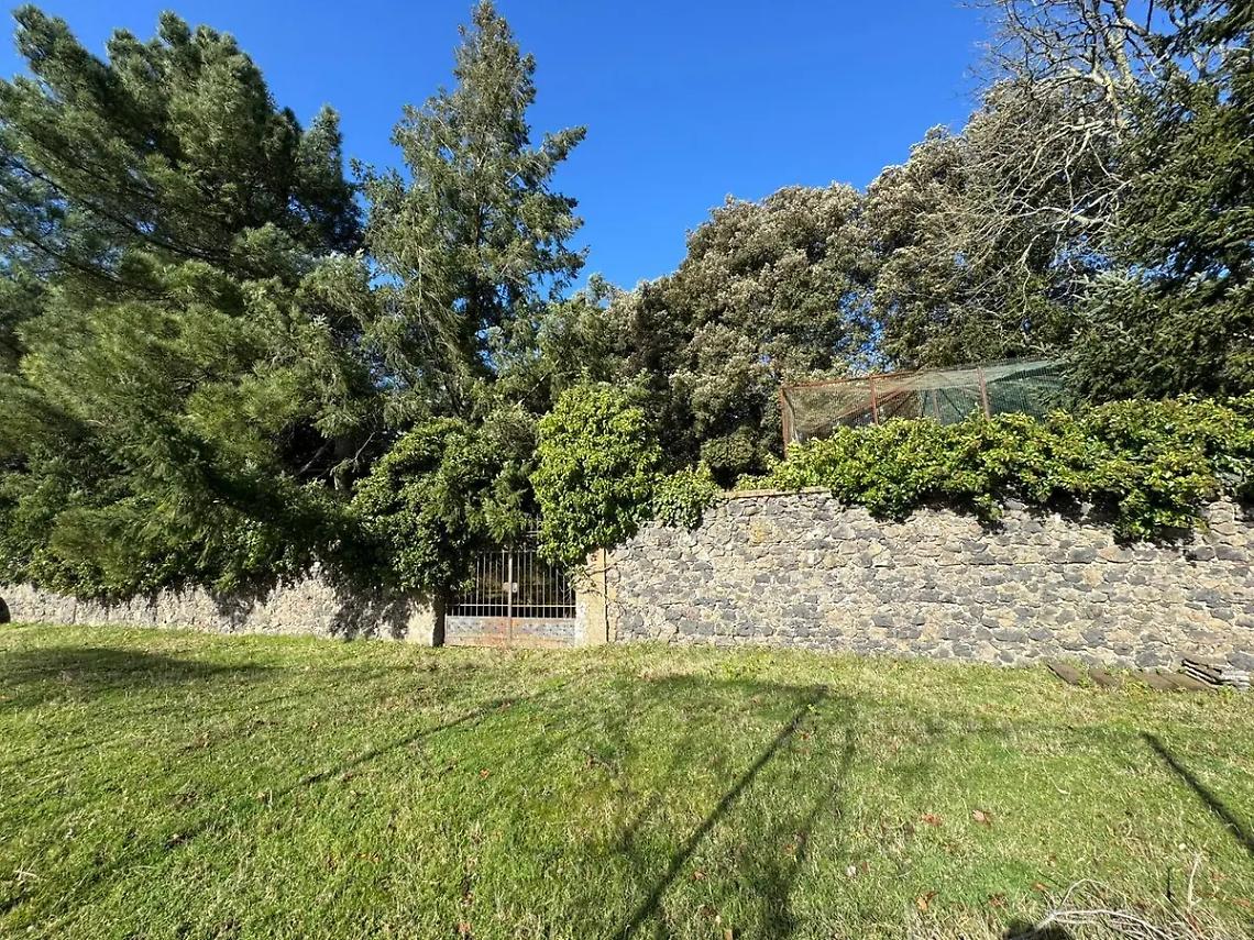 Il giardino del castello di Torre Alfina &egrave; del Comune