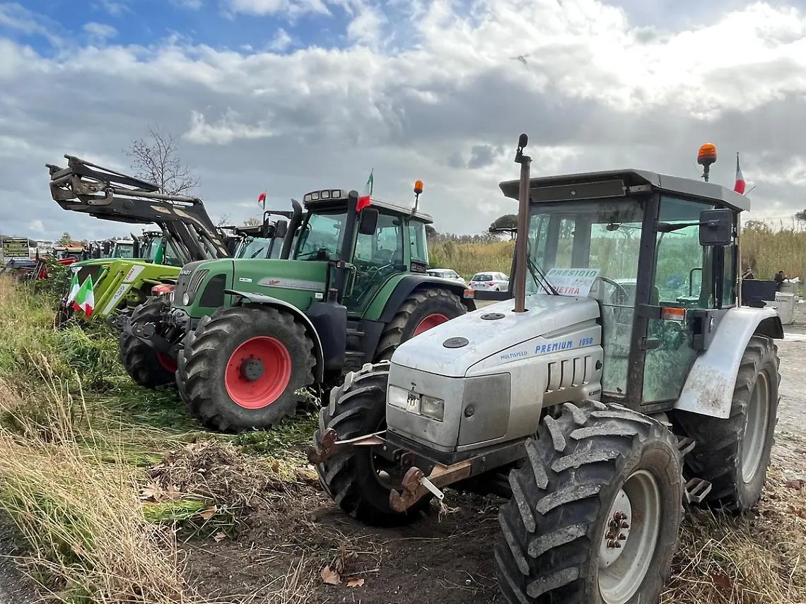Trattori in marcia verso Capalbio