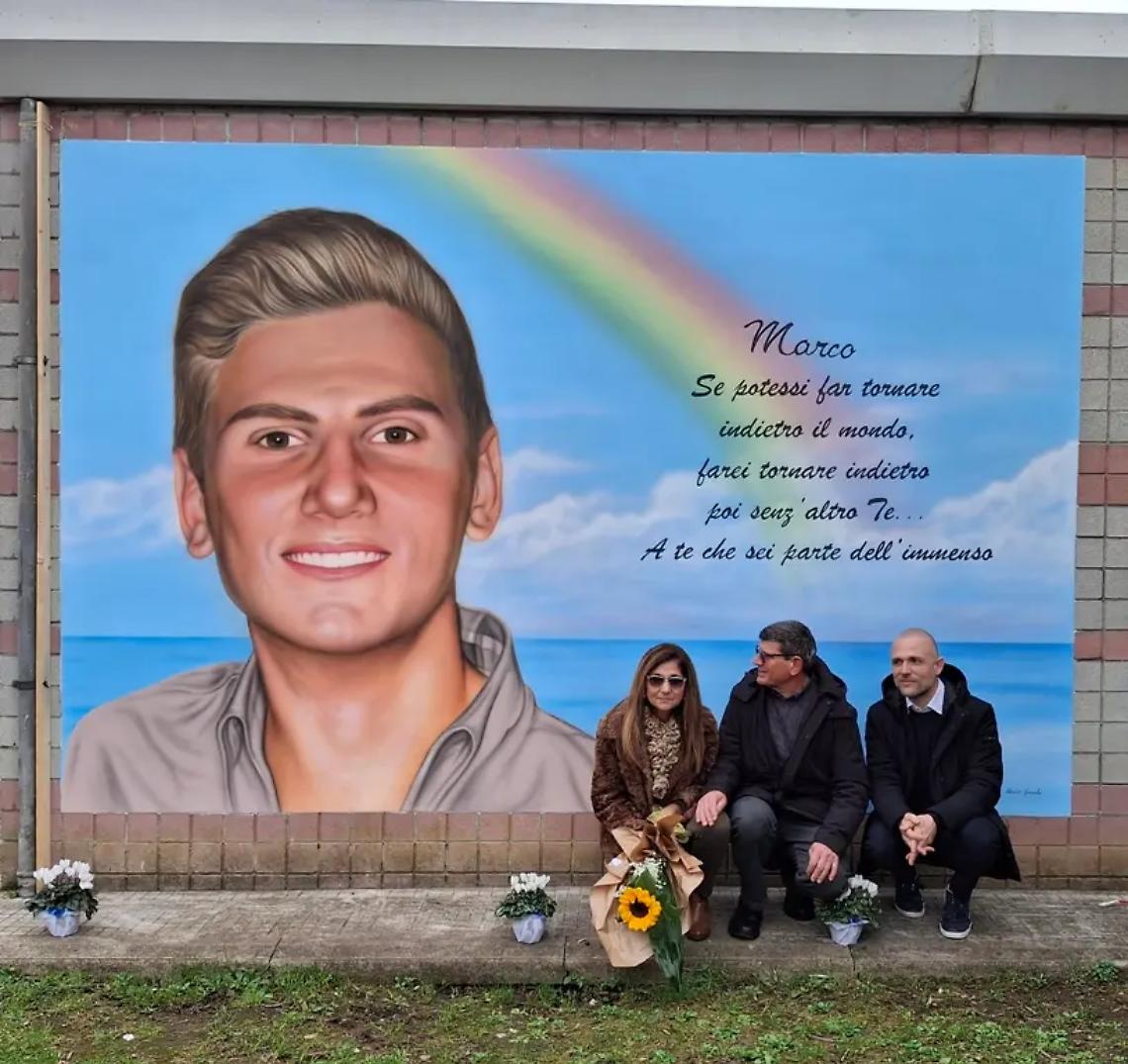 Il sorriso di Marco Vannini scalfito sulla parete della scuola &ndash; VIDEO