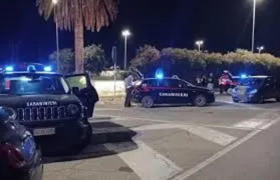 Inveisce contro i passanti alla Marina