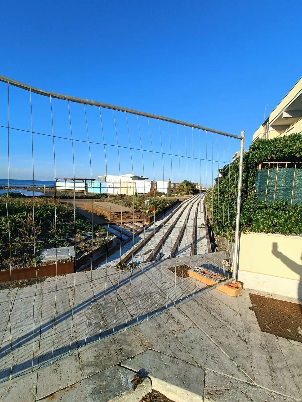 Sul lungomare cantiere fermo: slalom tra ferraglie e degrado