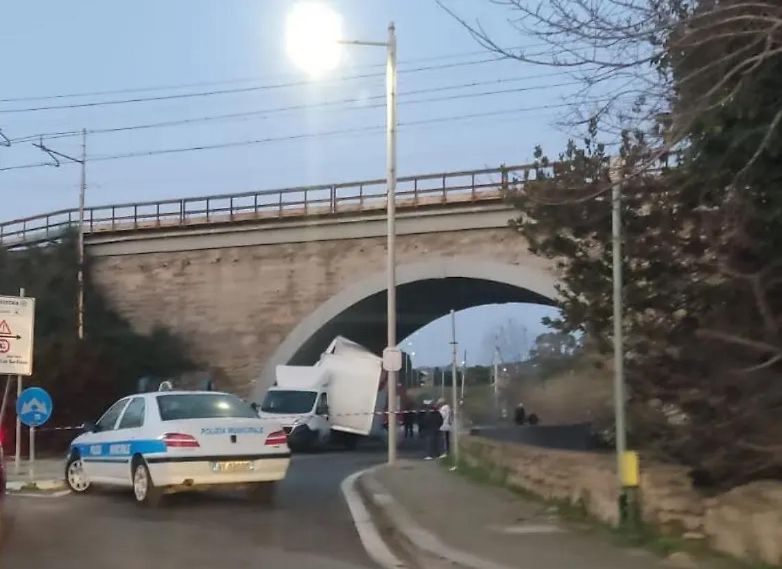 Camion si incastra sotto il ponte, traffico in tilt