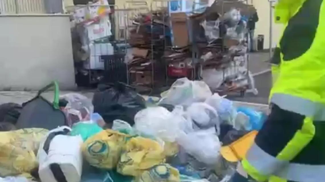 Via Cervia vittima degli incivili, parte la bonifica straordinaria