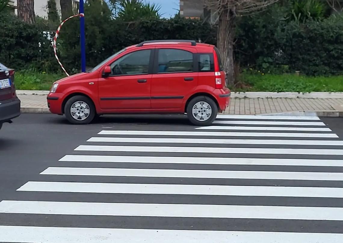 Strisce pedonali &lsquo;&rsquo;personalizzate&rsquo;&rsquo; a via Terme di Traiano