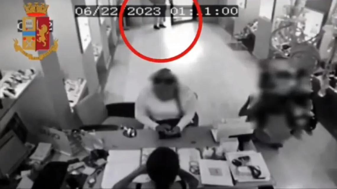 Rub&ograve; anello da 17mila euro da gioielleria di Viterbo, arrestata 44enne