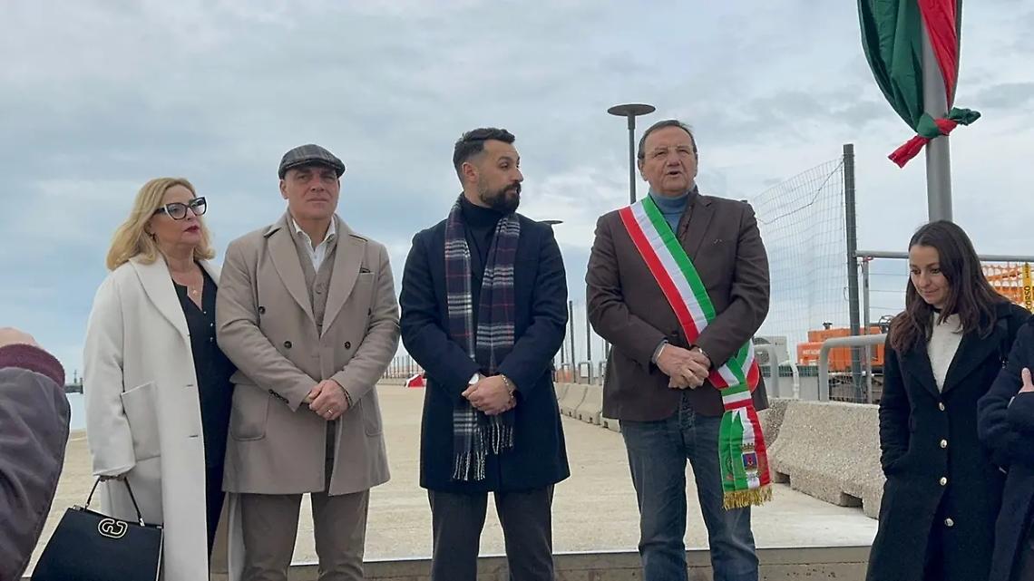 Una targa per ricordare le foibe