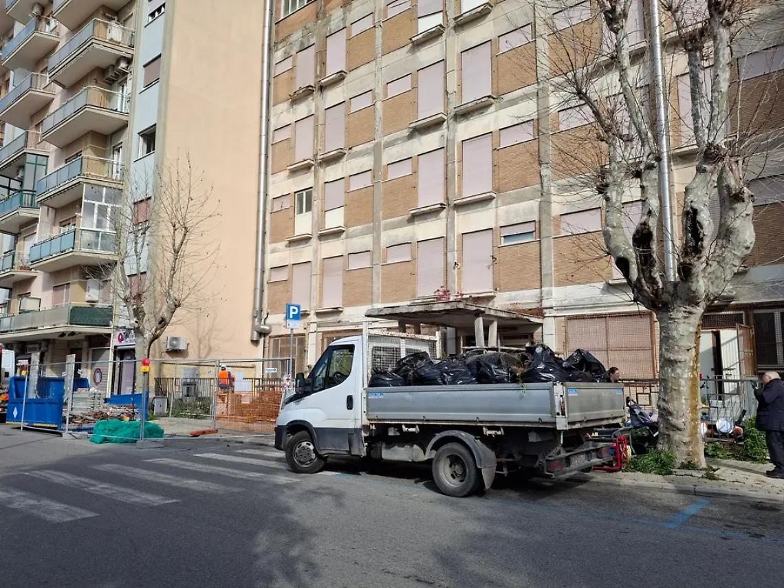 Crollo di calcinacci, ex alberghiero in sicurezza