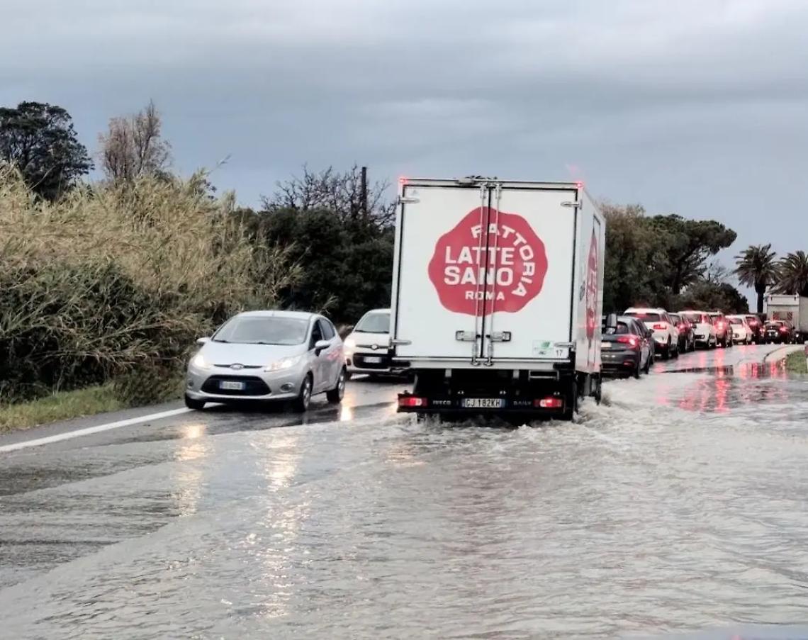 Nubifragio, Aurelia allagata all&rsquo;altezza di Santa Marinella: traffico in tilt e disagi