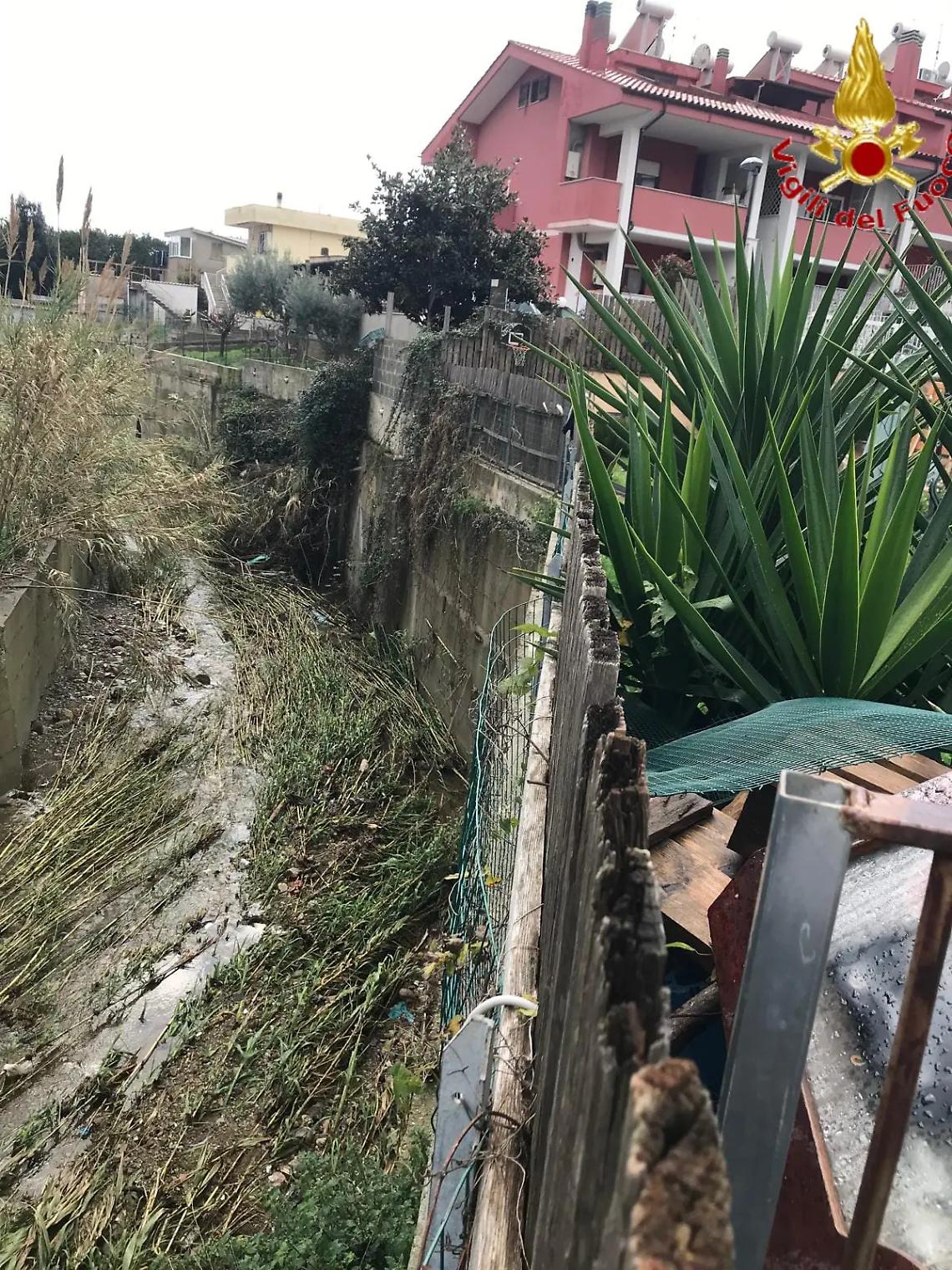 Santa Marinella, il fosso di Valle Semplice rompe gli argini e crolla il muro