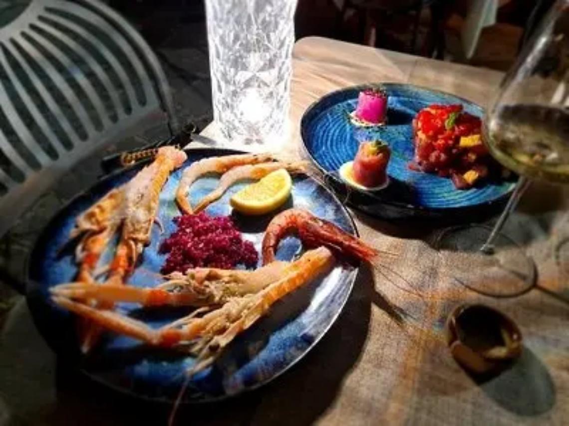 Mangia di tutto e va via senza pagare