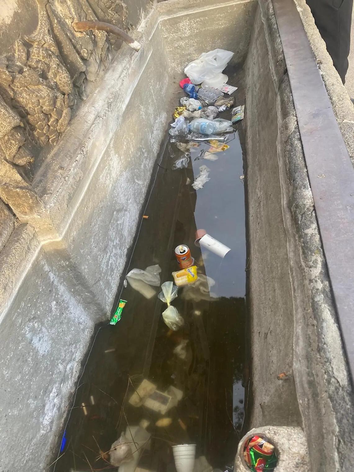 &laquo;Immondizia e degrado nel fontanile di piazzale Gramsci&raquo;