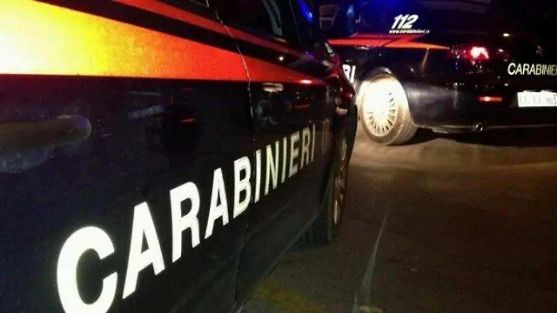 Bimba esce di casa in piena notte e sale su un cancello
