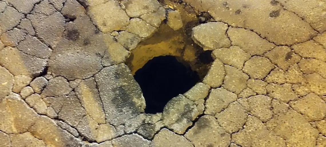 Strade colabrodo, altra mega voragine: allarme in via Parigi