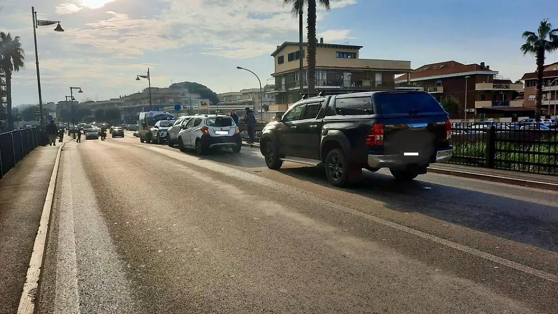 Scontro tra quattro auto, due feriti in ospedale. La circolazione va in tilt