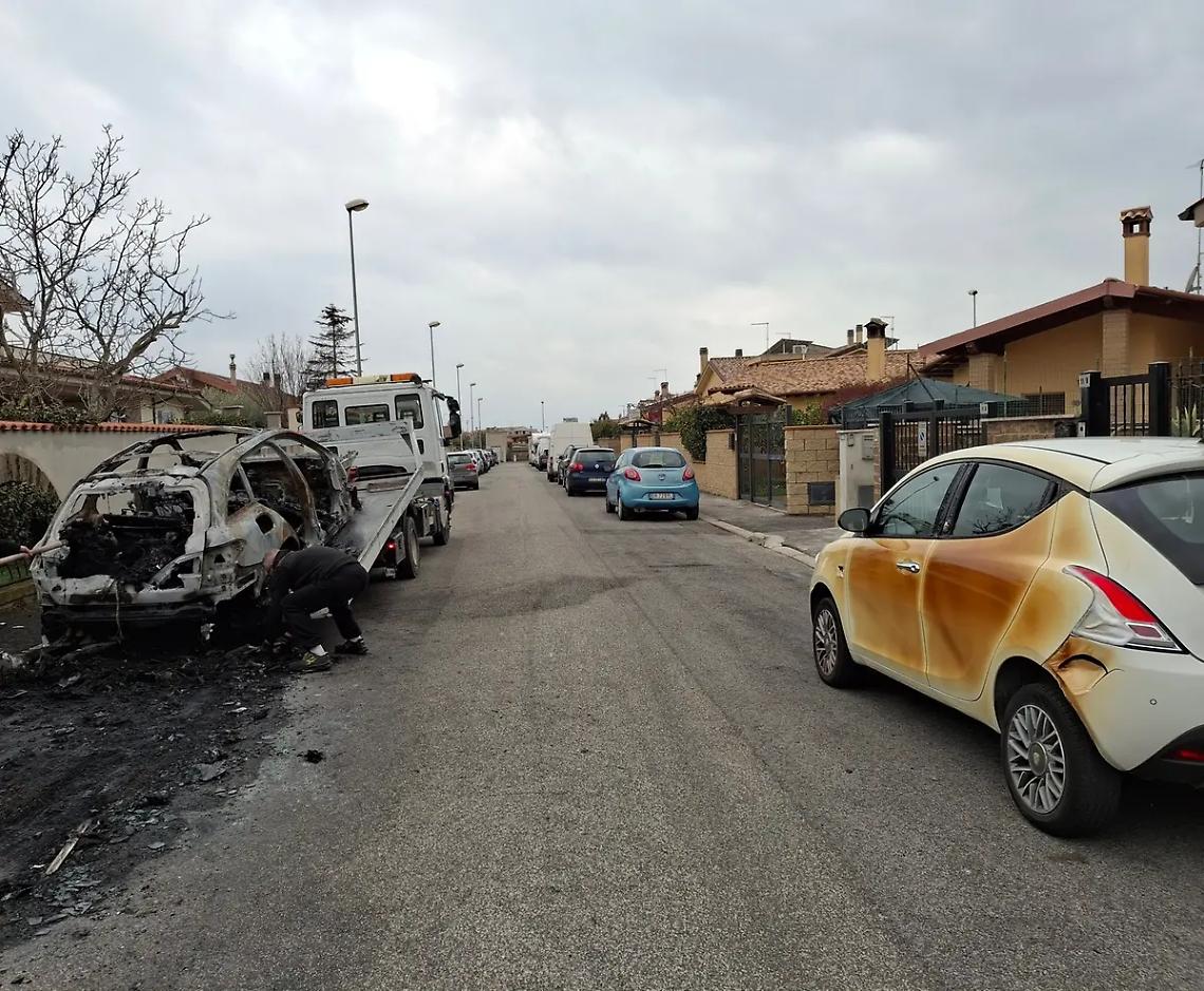 Auto a fuoco nella notte al Cerreto, le fiamme ne colpiscono altre due. Non si esclude il dolo