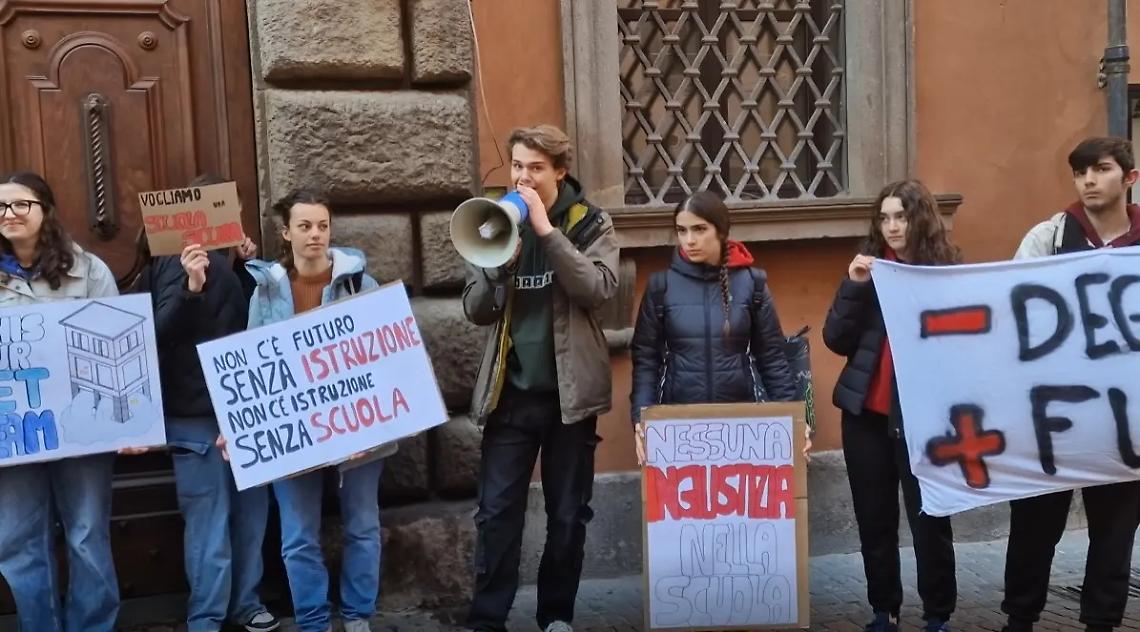 Gli studenti del Ruffini: &laquo;La nostra scuola cade a pezzi&raquo;