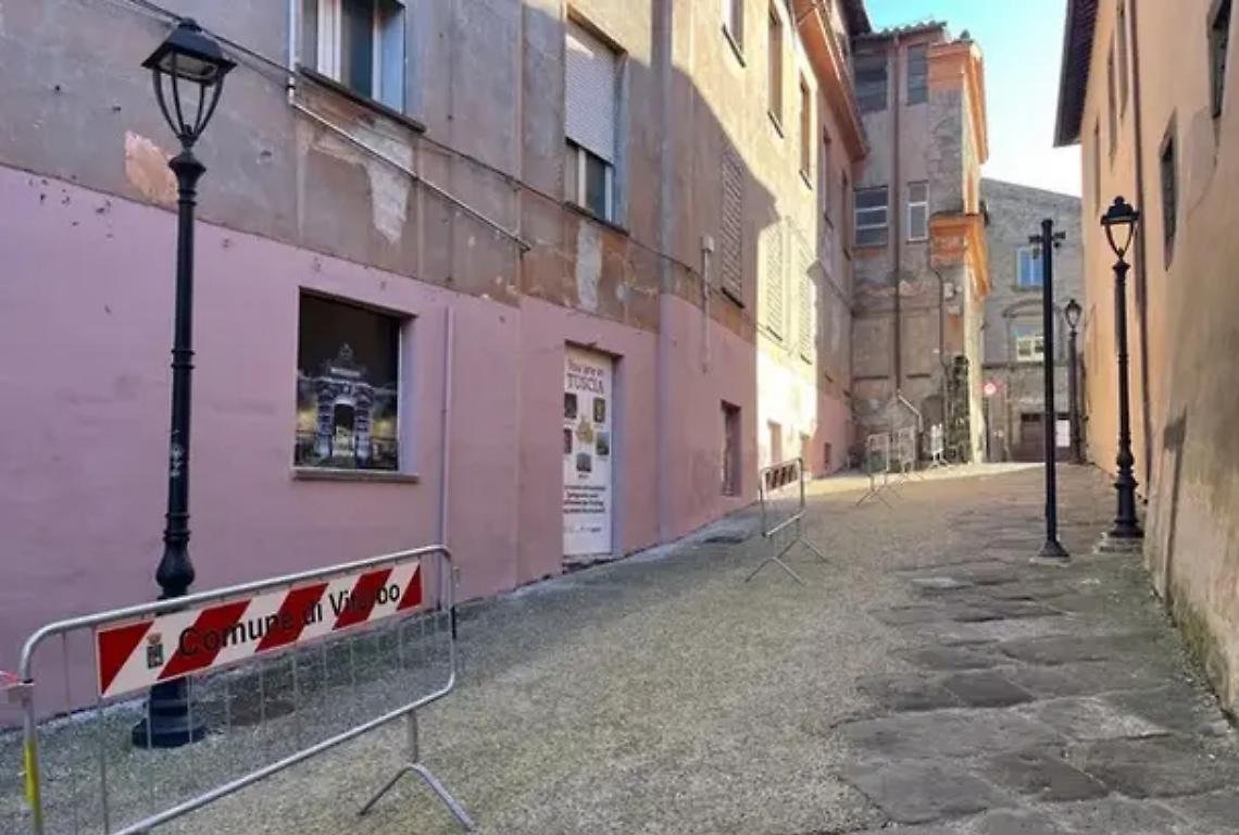 Muro ritinteggiato: Della Rocca dovr&agrave; ripristinare la situazione precedente