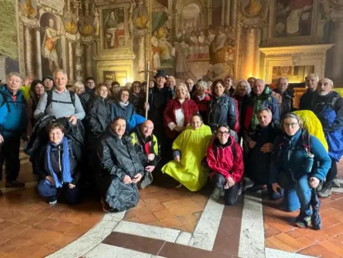 Pellegrini in cammino sulla via Francigena a palazzo dei Priori