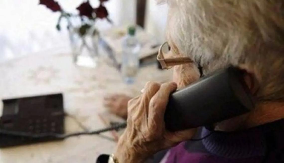 Signora sventa una truffa e chiama i carabinieri: un arresto