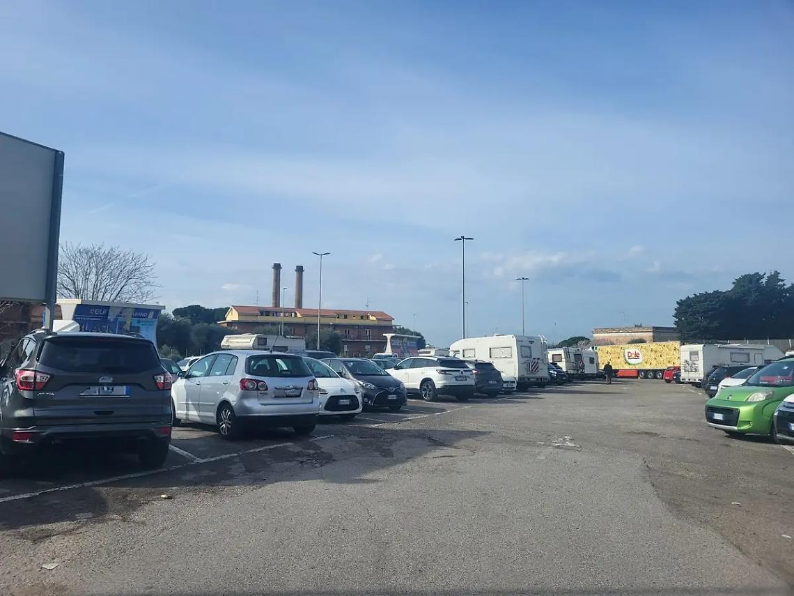 Parcheggi a pagamento al Tribunale, Fontana (FdI) propone la sosta oraria